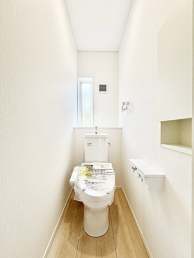 ~Toilet~ 綺麗・スッキリ・快適なウォシュレット付トイレでくつろげる空間です。トイレは毎日使わざるを得ないもの。いつも清潔を保ちたいですね。トイレが2ヶ所あるので朝の混雑時に便利です!