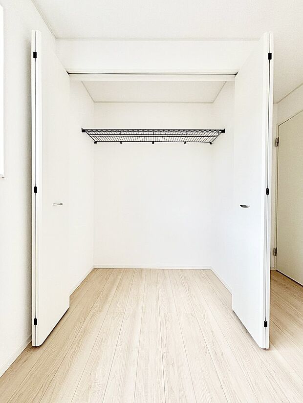 ~Closet~ 壁面クローゼットがあればタンスを置く必要がなく、出っ張りのないスッキリ空間を維持できます。限られたスペースを有効に活用できそう。季節の衣類や趣味の品などたっぷり収納出来ますね♪