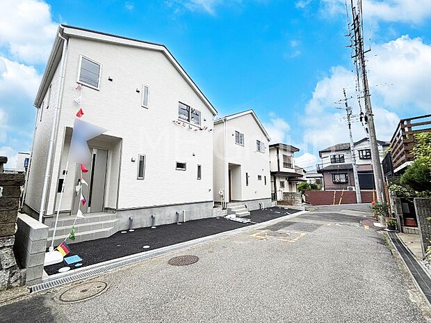 ~Exterior~ 前面道路は閑静な住宅地をはしる車通りの少ない道路。駐車の出し入れもらくらくです!ご不明点・現地見学のご希望は、お気軽にお問い合わせください!