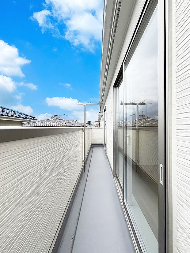 ~Balcony~ 南向きのバルコニーの前には雲以外に太陽を遮るものがありません。お洗濯物も乾きやすく、何より明るく気持ちのいい光が入ってきます。使いやすく開放的なバルコニーです♪