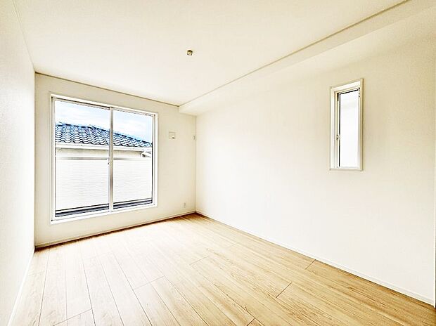 ~Bed Room~ バルコニーからの採光で朝もスッキリ目が覚めそうですね!穏やかな光が差し込む室内には、穏やかな時間が流れます。休日には、落ち着いた空間で自分の趣味を楽しむのはいかがですか。