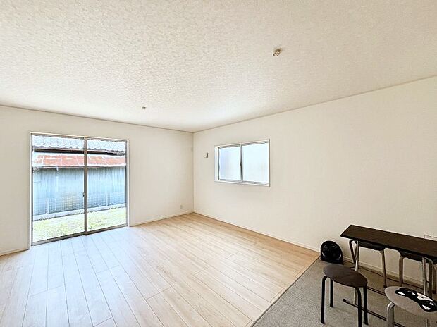 ◆2号棟◆~Living~ 飽きの来ないシンプルでおしゃれなLDK。大きな窓から日差しが差し込むので室内も明るく、家族の憩いの場としてピッタリです。開放感と日当たりの良さを是非ご覧ください!