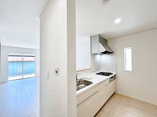 ◆2号棟◆~Kitchen~ 「さぁ今日は何を作ろう」こんなキッチンなら思いっきり料理ができちゃいます。キッチンからはリビングが一望できます。家族がつながるお家がここにございます。