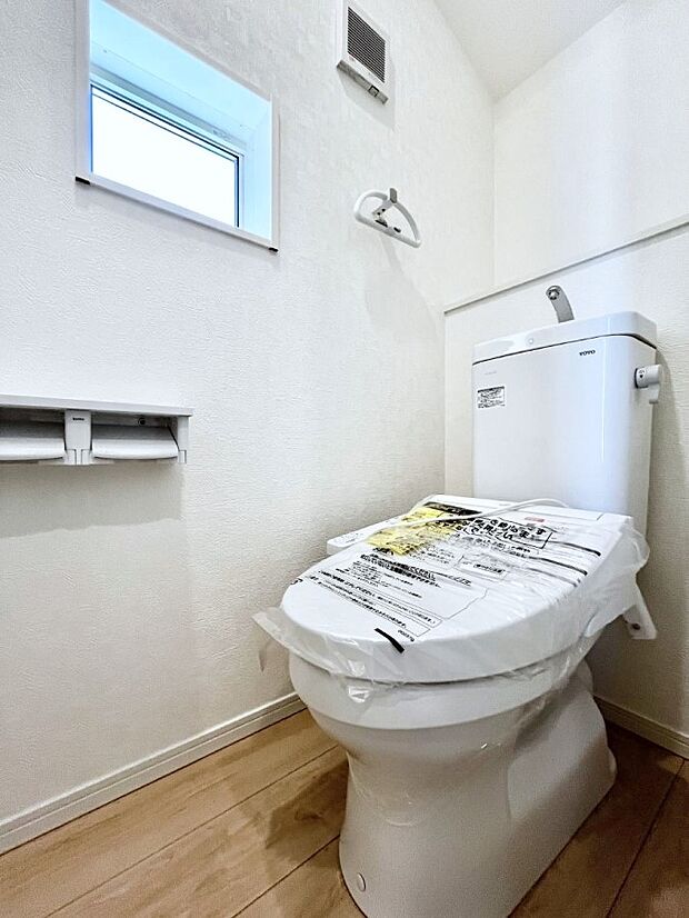◆2号棟◆~Toilet~ 綺麗・スッキリ・快適なウォシュレット付トイレでくつろげる空間です。採光もあり明るく、快適空間となっております♪毎日使う場所だからこその配慮です!
