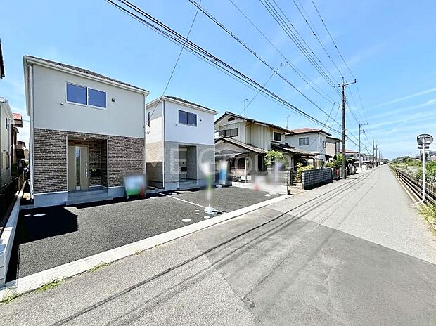 ~Exterior~ 前面道路は閑静な住宅地をはしる車通りの少ない道路。駐車の出し入れもらくらくです!ご不明点・現地見学のご希望は、お気軽にお問い合わせください!