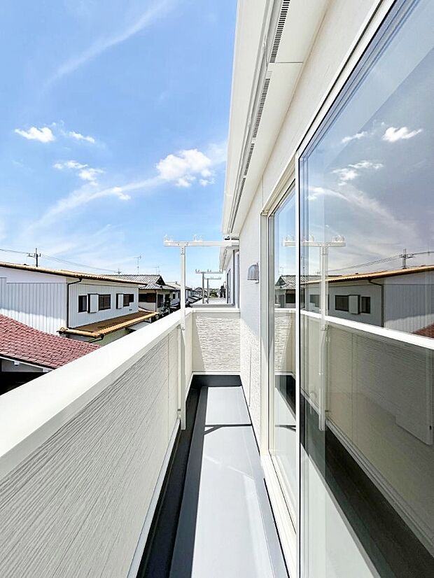 ◆2号棟◆~Balcony~ バルコニーは温かい陽がさしこみ、お布団や洗濯物を気持ちよく干すことができます。使いやすく開放的なバルコニーです♪陽ざしがたっぷり降り注ぐ、バルコニー付き住まい。