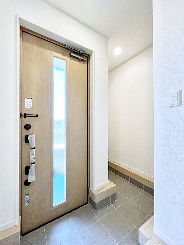◆1号棟◆~Entrance~ 玄関は家の顔といわれますが我が家のセンスをさりげなく感じさせる魅力ある玄関造りも楽しみの一つ。帰宅する度に家族がほっとできる心地よい空間造りも大切ですね♪