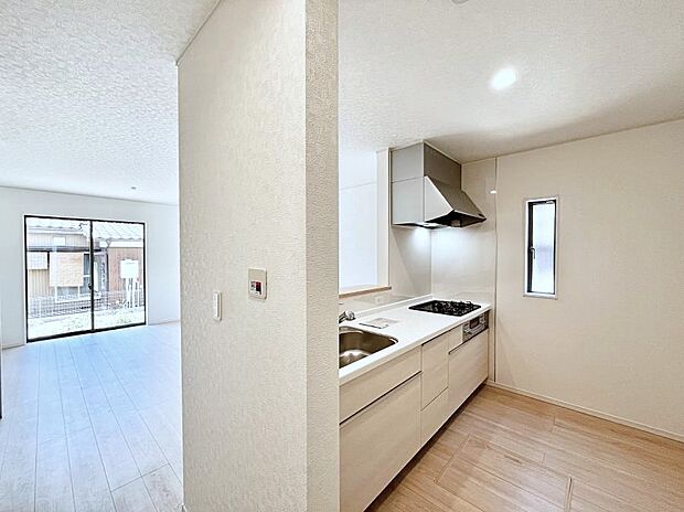 ◆1号棟◆~Kitchen~ 「さぁ今日は何を作ろう」こんなキッチンなら思いっきり料理ができちゃいます。キッチンからはリビングが一望できます。家族がつながるお家がここにございます。