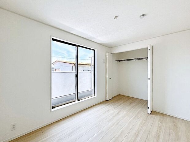 ◆1号棟◆~Bed Room~ マンションと違い部屋数が多いのが戸建てのメリットです。ご家族が増えたことで手狭に感じていた住まいも戸建てでは各居室プライバシーを保つことができます。