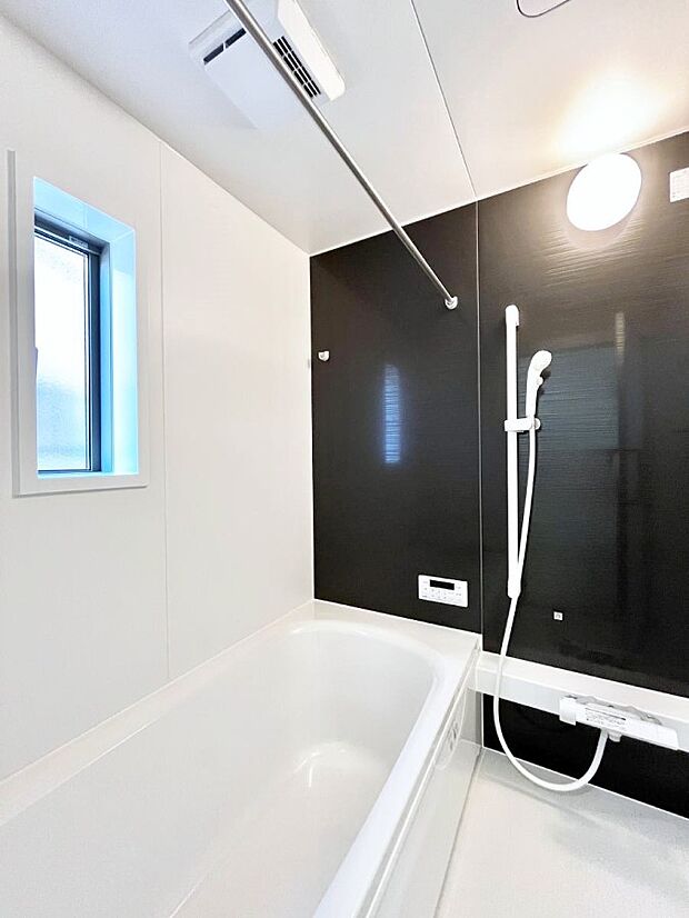 ◆1号棟◆~Bath Room~ 足を伸ばして入浴することが可能!一日の疲れを癒す貴重なバスタイムです。お子様とご一緒でも十分な広さなので、リビングとは違った家族団欒のひと時をお楽しみいただけます。