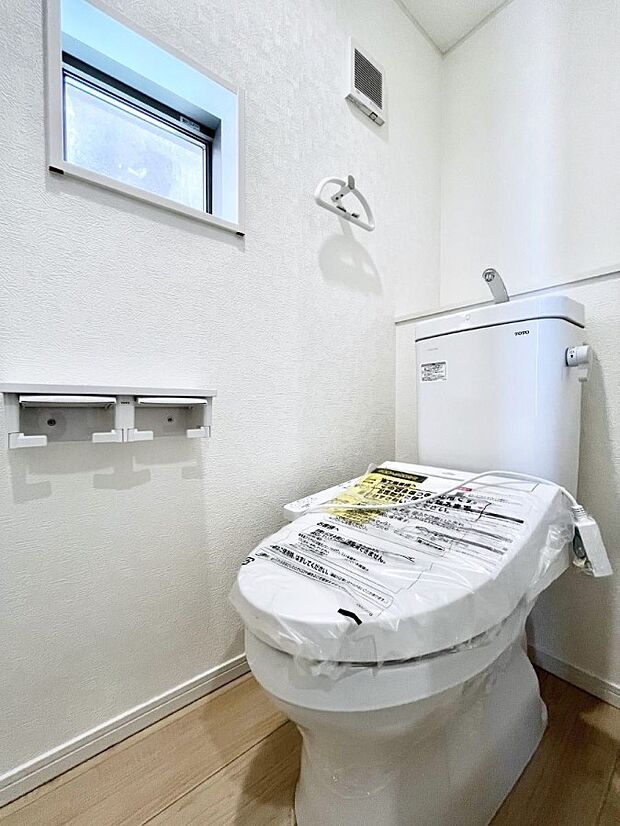 ◆1号棟◆~Toilet~ 綺麗・スッキリ・快適なウォシュレット付トイレでくつろげる空間です。採光もあり明るく、快適空間となっております♪毎日使う場所だからこその配慮です!