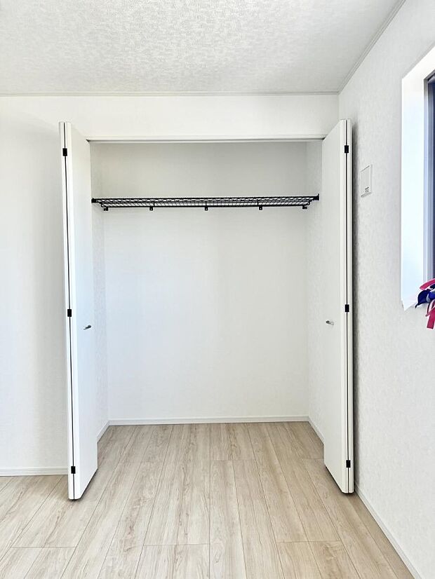◆1号棟◆~Closet~ 壁面クローゼットがあればタンスを置く必要がなく、出っ張りのないスッキリ空間を維持できます。限られたスペースを有効に活用できそう。衣類や趣味の品などたっぷり収納出来ますね♪