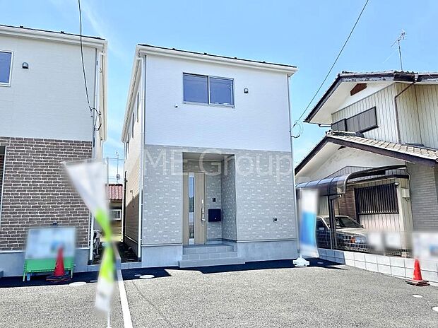 ◆1号棟◆~Exterior~ 一戸建ての大きなメリットは、自分達の「土地」を「自由に」使える事です。ガーデニングやDIY,車やバイクの趣味など様々な用途で利用できます。