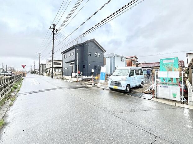~Exterior~ 前面道路は閑静な住宅地をはしる車通りの少ない道路。駐車の出し入れもらくらくです!ご不明点・現地見学のご希望は、お気軽にお問い合わせください!