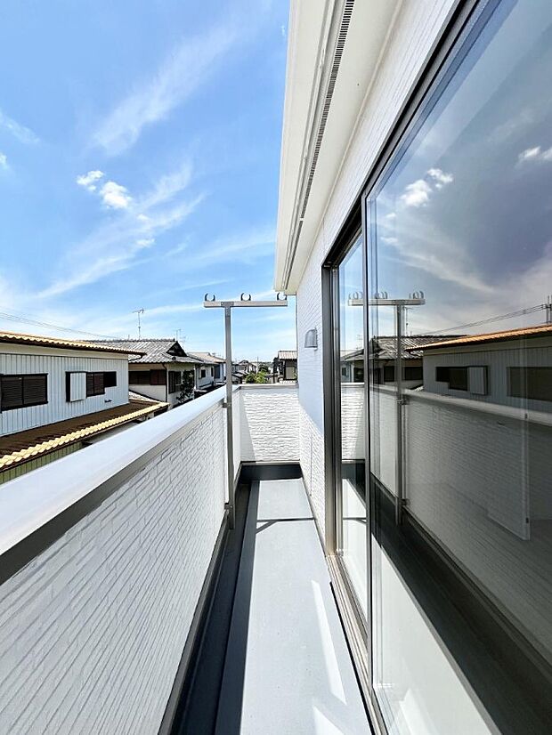 ◆1号棟◆~Balcony~ 大きな空に囲まれた気持ちのいい家。バルコニーを覗くだけで圧倒的な開放感に包まれます。バルコニーは陽がさしこみお布団や洗濯物を気持ちよく干すことができます。