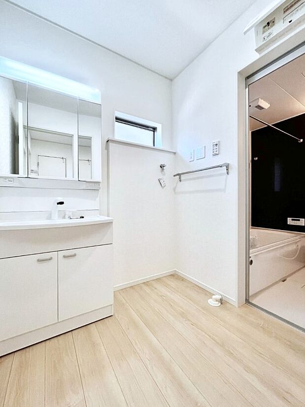 ◆1号棟◆~Dressing Room~ 暗くなりがちな洗面所も窓があると採光と換気が可能なので気持ちよくお使い頂けます。三面鏡タイプの洗面台は鏡裏収納で散らかりがちな洗面所もスッキリ♪