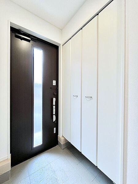 ◆2号棟◆～Entrance～　玄関は家の顔といわれますが我が家のセンスをさりげなく感じさせる魅力ある玄関造りも楽しみの一つ。帰宅する度に家族がほっとできる心地よい空間造りも大切ですね♪