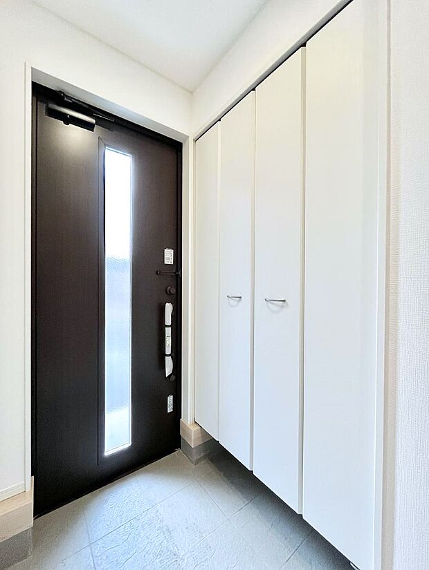 ◆2号棟◆~Entrance~ 玄関は家の顔といわれますが我が家のセンスをさりげなく感じさせる魅力ある玄関造りも楽しみの一つ。帰宅する度に家族がほっとできる心地よい空間造りも大切ですね♪