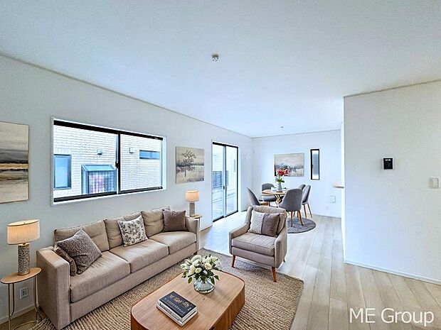 ◆2号棟◆~Living~ ダイニングは対面式キッチン付で配膳楽々♪リビングはダイニングキッチンと別空間で寛げる間取で、落ち着いた時間を過ごせます。※家具はCGです