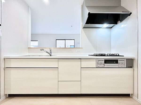 ◆2号棟◆～Kitchen～　「さぁ今日は何を作ろう」こんなキッチンなら思いっきり料理ができちゃいます。キッチンからはリビングが一望できます。家族がつながるお家がここにございます。
