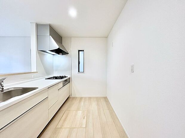 ◆2号棟◆~Kitchen~ 自然光が入る窓のあるキッチン☆毎日使う場所だからこそ、使い勝手を考慮しました。ゆったりとしたキッチンコーナーは質感豊かな仕上がりとなっております。