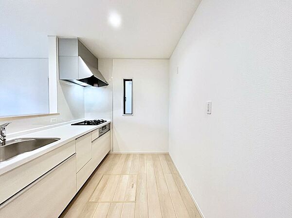 ◆2号棟◆～Kitchen～　自然光が入る窓のあるキッチン☆毎日使う場所だからこそ、使い勝手を考慮しました。ゆったりとしたキッチンコーナーは質感豊かな仕上がりとなっております。