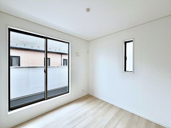 ◆2号棟◆～Bed Room～　「今日も一日お疲れ様」とご夫婦でゆったりくつろげる寝室。毎日の家事やお仕事に疲れた日はフカフカのベットで癒されてください。テレビや本棚をおいても快適な広さが自慢♪