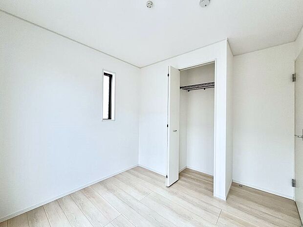 ◆2号棟◆~Bed Room~ 全居室には収納クローゼットを完備!普段使いのお洋服や小物はもちろん、季節物のお洋服などもしっかりと整理整頓おしまい頂けます。 居室空間を広く使用できますね。