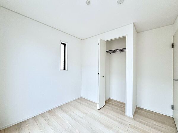 ◆2号棟◆～Bed Room～  全居室には収納クローゼットを完備！普段使いのお洋服や小物はもちろん、季節物のお洋服などもしっかりと整理整頓おしまい頂けます。  居室空間を広く使用できますね。