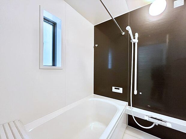 ◆2号棟◆~Bath Room~ 足を伸ばして入浴することが可能!一日の疲れを癒す貴重なバスタイムです。お子様とご一緒でも十分な広さなので、リビングとは違った家族団欒のひと時をお楽しみいただけます。