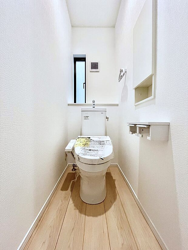 ◆2号棟◆~Toilet~ 綺麗・スッキリ・快適なウォシュレット付トイレでくつろげる空間です。トイレは毎日使わざるを得ないもの。いつも清潔を保ちたいですね。トイレが2ヶ所あるので朝の混雑時に便利です!