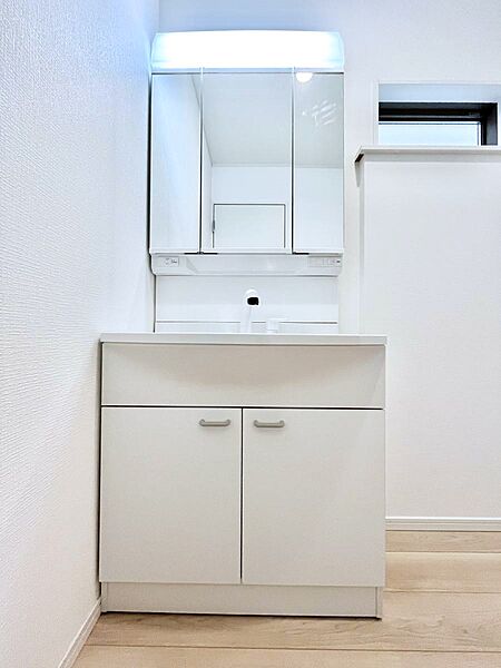 ◆2号棟◆～Dressing Room～　十分な大きさの洗面台は収納もさる事ながら、身だしなみチェックや歯磨きなど、朝の慌ただしい時間でもホテルライクなスペースで余裕とゆとりを感じて頂けます。