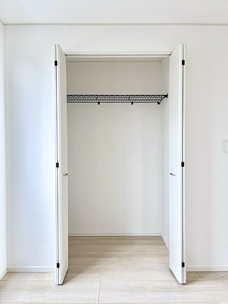 ◆2号棟◆～Closet～　壁面クローゼットがあればタンスを置く必要がなく出っ張りのないスッキリ空間を維持できます。限られたスペースを有効に活用できそう。季節の衣類や趣味の品などたっぷり収納出来ますね