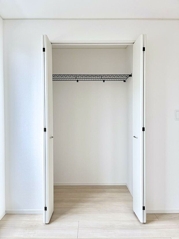 ◆2号棟◆~Closet~ 壁面クローゼットがあればタンスを置く必要がなく出っ張りのないスッキリ空間を維持できます。限られたスペースを有効に活用できそう。季節の衣類や趣味の品などたっぷり収納出来ますね