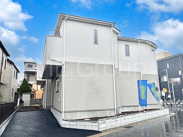 ◆2号棟◆～Exterior～　堂々たる趣ながら、主張し過ぎずどこか余裕を感じさせるシャープなフォルムで佇む邸宅は、晴天の空と照らし合わせる事で、本来あるべき完成形の姿を見せてくれます。