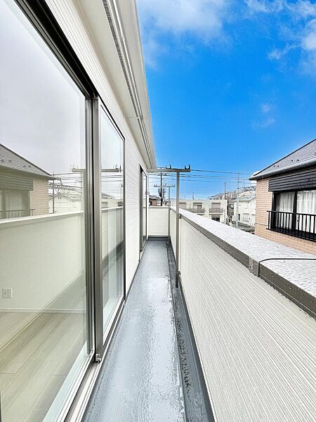 ◆2号棟◆～Balcony～  大きな空に囲まれた気持ちのいい家。  バルコニーを覗くだけで圧倒的な開放感に包まれます。  バルコニーは陽がさしこみお布団や洗濯物を気持ちよく干すことができます。