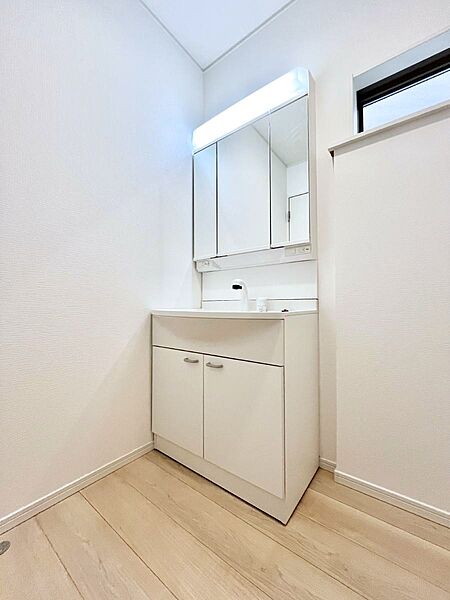 ◆2号棟◆～Dressing Room～　暗くなりがちな洗面所も窓があると採光と換気が可能なので気持ちよくお使い頂けます。三面鏡タイプの洗面台は鏡裏収納で散らかりがちな洗面所もスッキリ♪