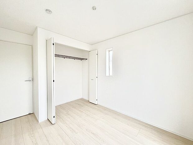 ◆2号棟◆~Bed Room~ 部屋数が多いのが戸建てのメリットです。ご家族が増えたことで手狭に感じていた住まいも戸建てでは各居室プライバシーを保つことができます。