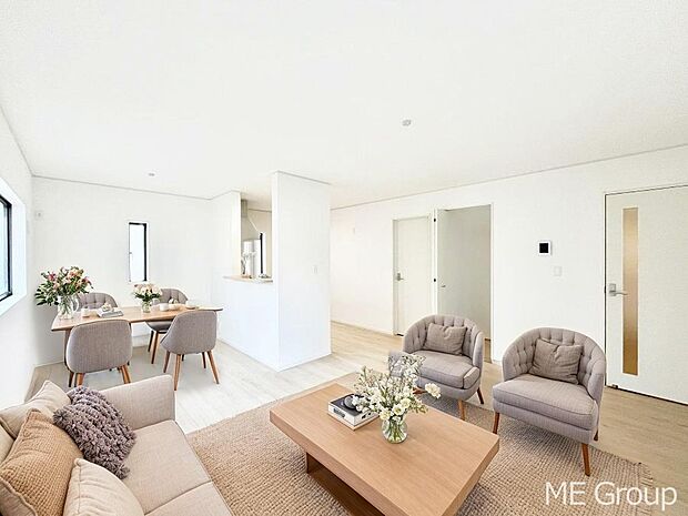 ご家族の賑やかな話し声で包まれる明るいリビング ※家具はCGです