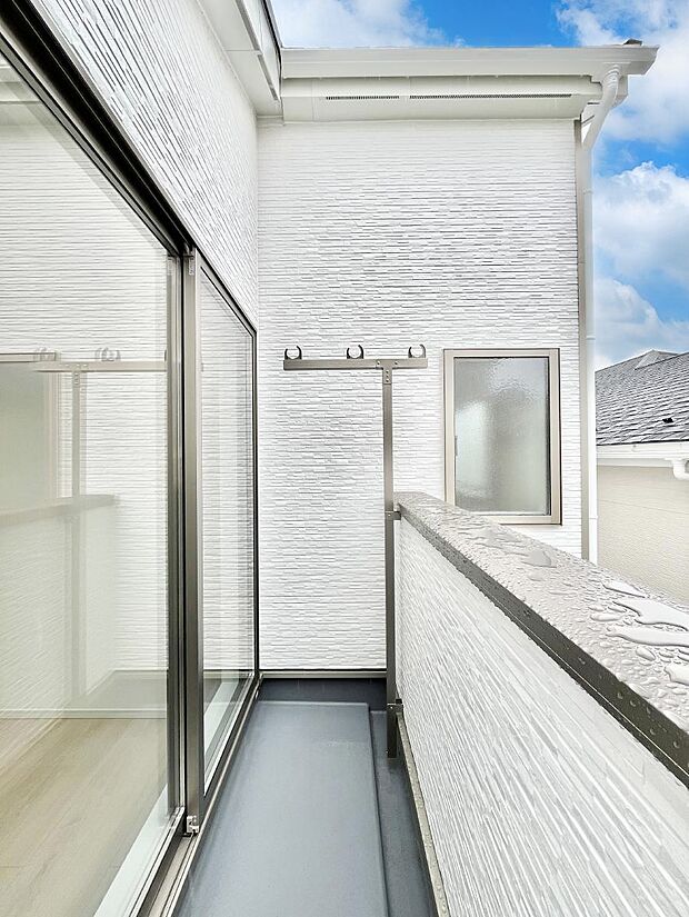 ゆったりバルコニーだから沢山お洗濯ものを干せます。