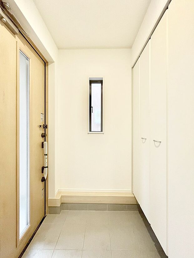 明るい玄関はお客様をお出迎えするのにぴったりです!