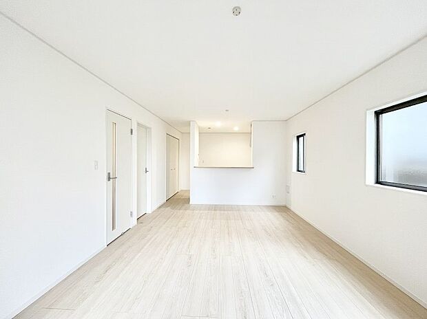 明るい陽光が注ぎ、寛ぎの雰囲気に満たされるリビング・ダイニング。