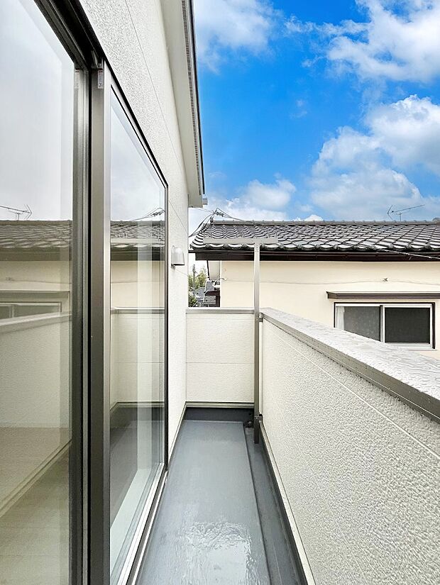 ゆったりバルコニーだから沢山お洗濯ものを干せます。