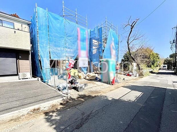 ◆5号棟◆~Exterior~ 前面道路は閑静な住宅地をはしる車通りの少ない道路。駐車の出し入れもらくらくです!ご不明点・現地見学のご希望は、お気軽にお問い合わせください!