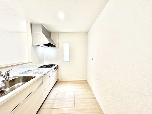 ◆1号棟◆~Kitchen~ 自然光が入る窓のあるキッチン☆毎日使う場所だからこそ、使い勝手を考慮しました。ゆったりとしたキッチンコーナーは質感豊かな仕上がりとなっております。