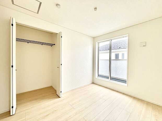 ◆1号棟◆~Bed Room~ 全居室には収納クローゼットを完備!普段使いのお洋服や小物はもちろん、季節物のお洋服などもしっかりと整理整頓おしまい頂けます。 居室空間を広く使用できますね。