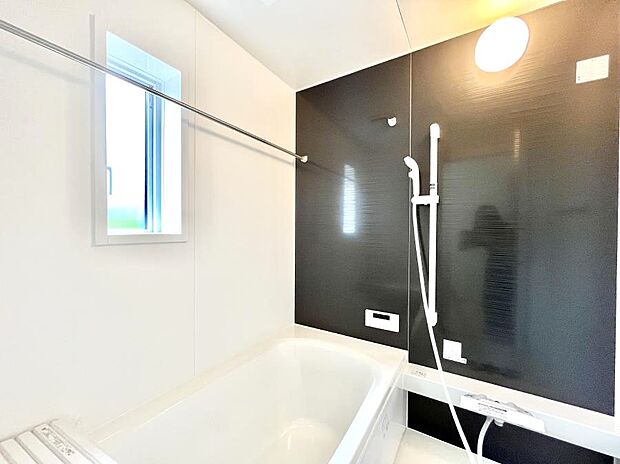 ◆1号棟◆~Bath Room~ 窓付きのバスルームは、採光もあり明るく気持ちの良い空間です。窓があることで、換気環境も良好。ゆったり寛げるバスルームで、毎日のバスタイムが楽しみになりそうです。
