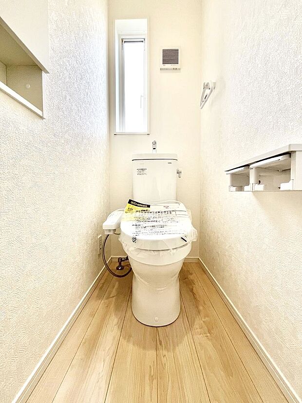 ◆1号棟◆~Toilet~ 綺麗・スッキリ・快適なウォシュレット付トイレでくつろげる空間です。採光もあり明るく、快適空間となっております♪毎日使う場所だからこその配慮です!