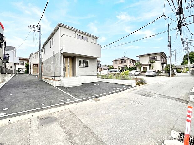 ~Exterior~ 前面道路は閑静な住宅地をはしる車通りの少ない道路。駐車の出し入れもらくらくです!ご不明点・現地見学のご希望は、お気軽にお問い合わせください!