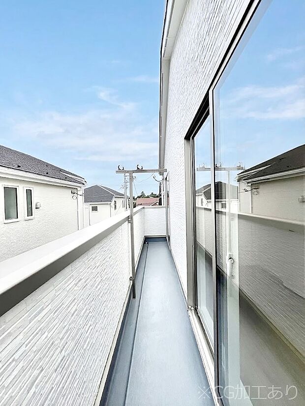 ◆1号棟◆~Balcony~ 大きな空に囲まれた気持ちのいい家。 バルコニーを覗くだけで圧倒的な開放感に包まれます。 バルコニーは陽がさしこみお布団や洗濯物を気持ちよく干すことができます。